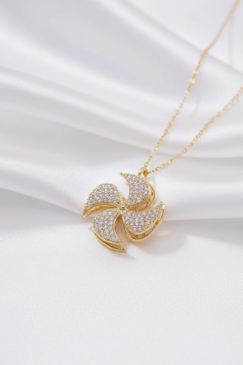 Beyaz saten arka planda yel değirmeni kolye - farklı açı