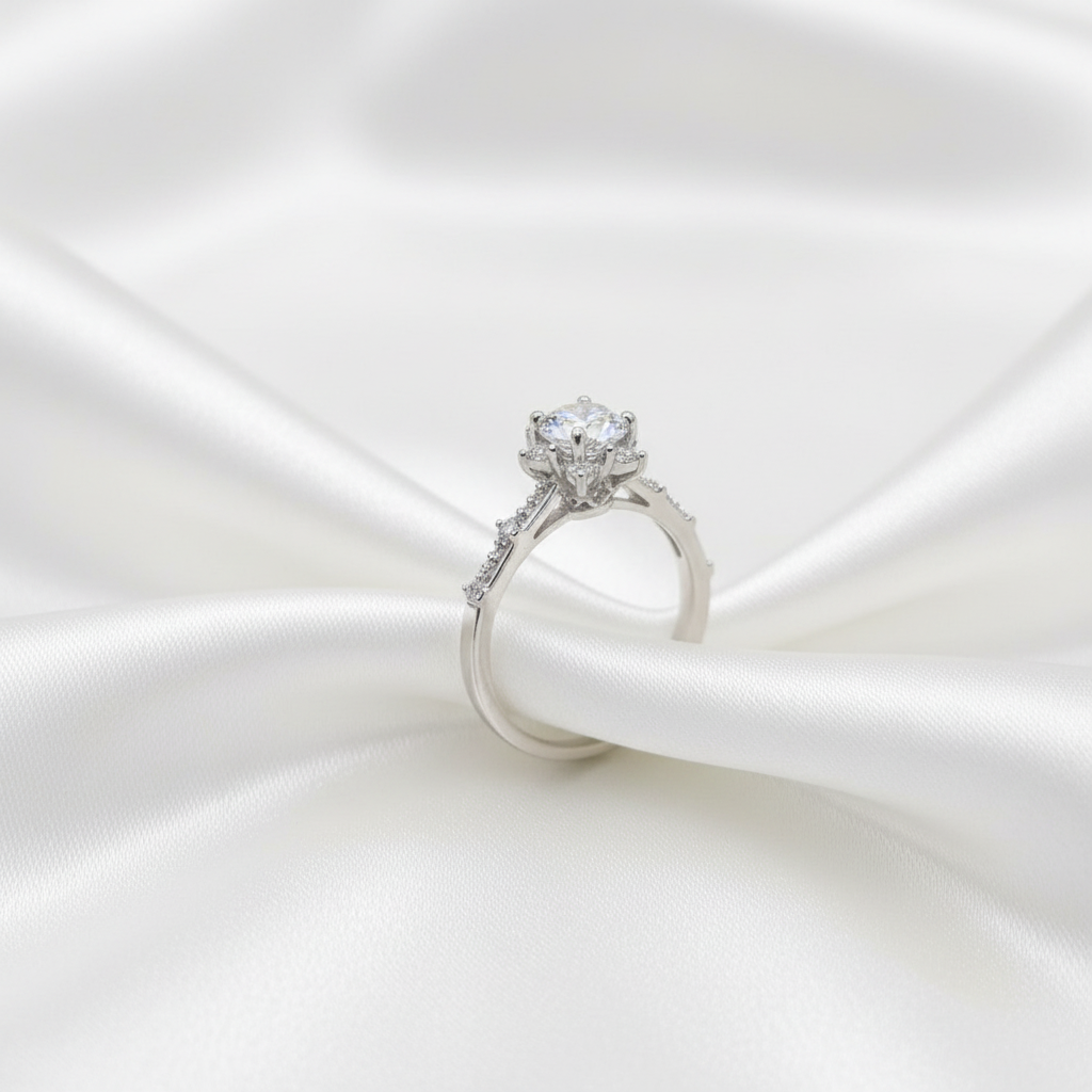 Beyaz saten üzerinde gümüş yüzük - farklı açı