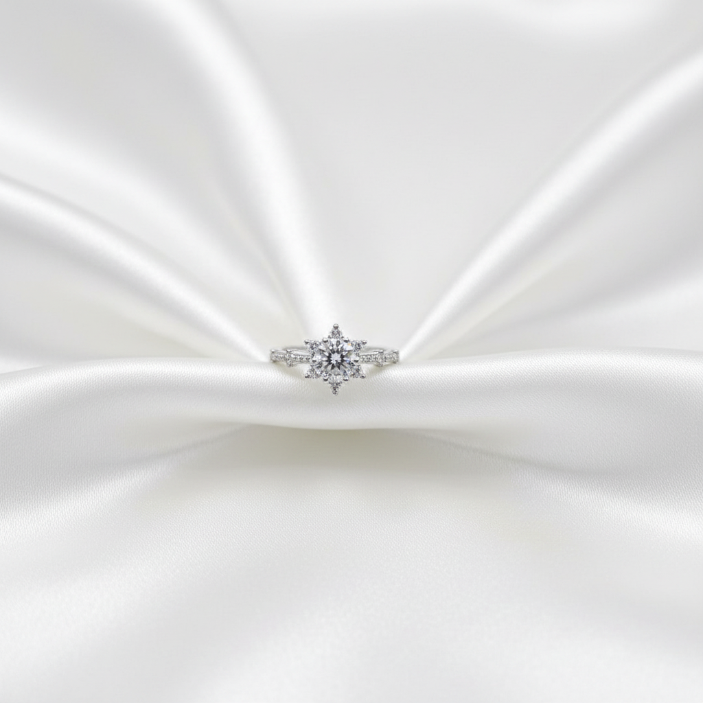 Beyaz saten üzerinde gümüş yüzük