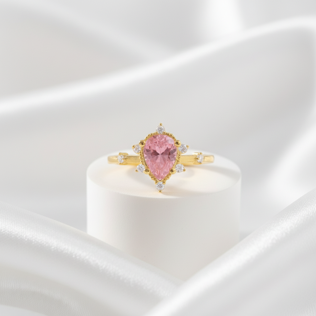 Damla Kesim Pembe Taşlı Altın Yüzük - Beyaz Saten Arka Plan