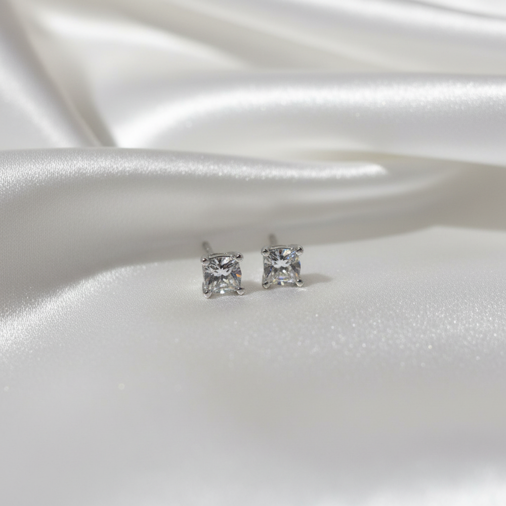 Gümüş Kare Taşlı Küpeler - Beyaz Saten