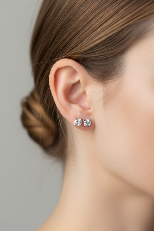 Gümüş Kare Taşlı Küpeler - Kulakta