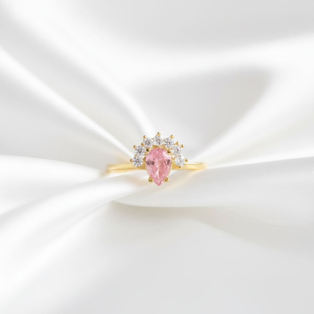 Pembe Taşlı Altın Yüzük - Beyaz Saten Arka Plan